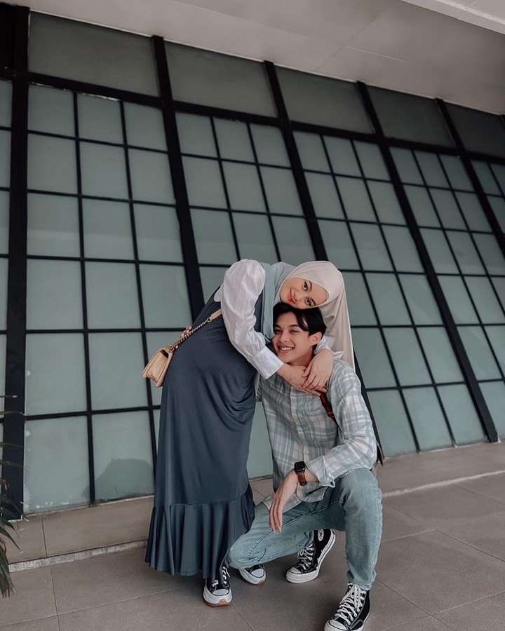 Dinda dan <i>baby bump</i>nya saat jalan-jalan dengan Rey