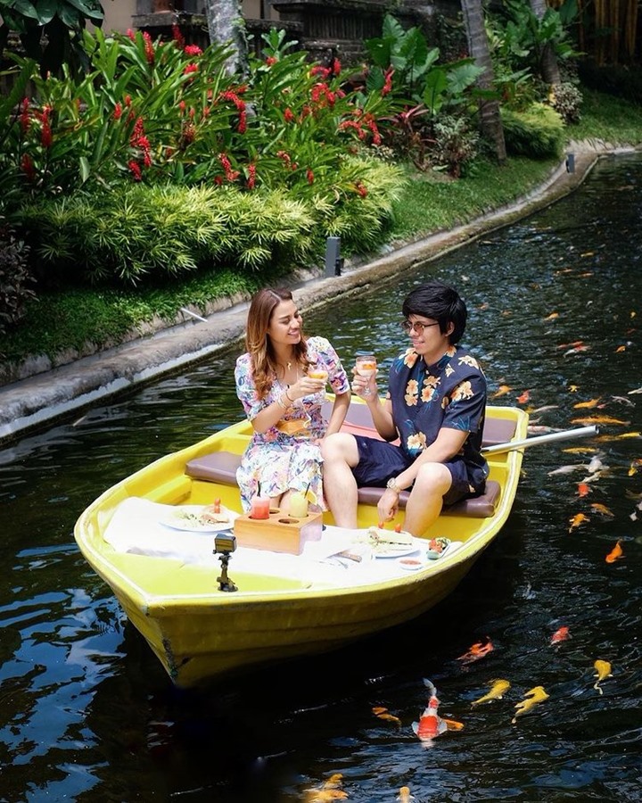 Atta dan Aurel berfoto di atas perahu