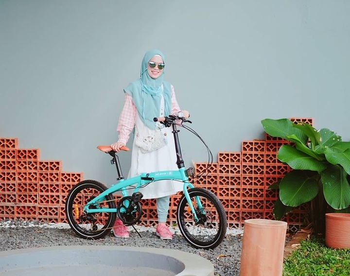 Ghaida terlihat <i>epic</i> saat berfoto dengan sepeda