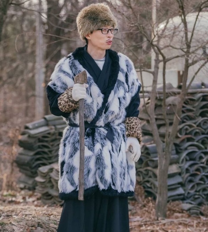 Yoo Jae Seok dengan baju berbulunya