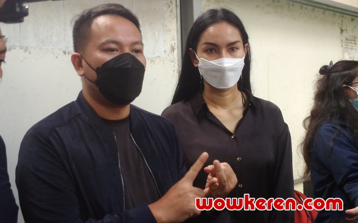 Vicky Prasetyo Hadiri Sidang Lanjutan Ditemani Istri