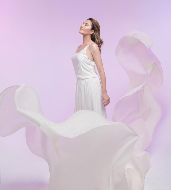 Semakin mempesona mengenakan gaun serba putih