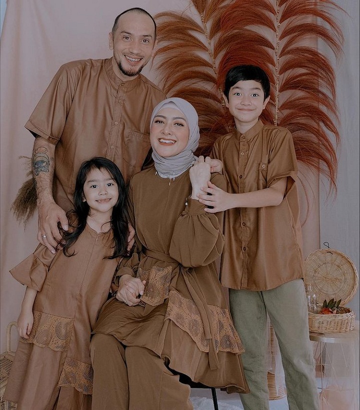 Kelurga Gary Iskak selalu Kompak dengan <i>Dresscode</i>