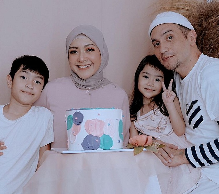 Momen Bahagia Keluarga Gary Iskak Saat Ulang Tahun Sang Istri