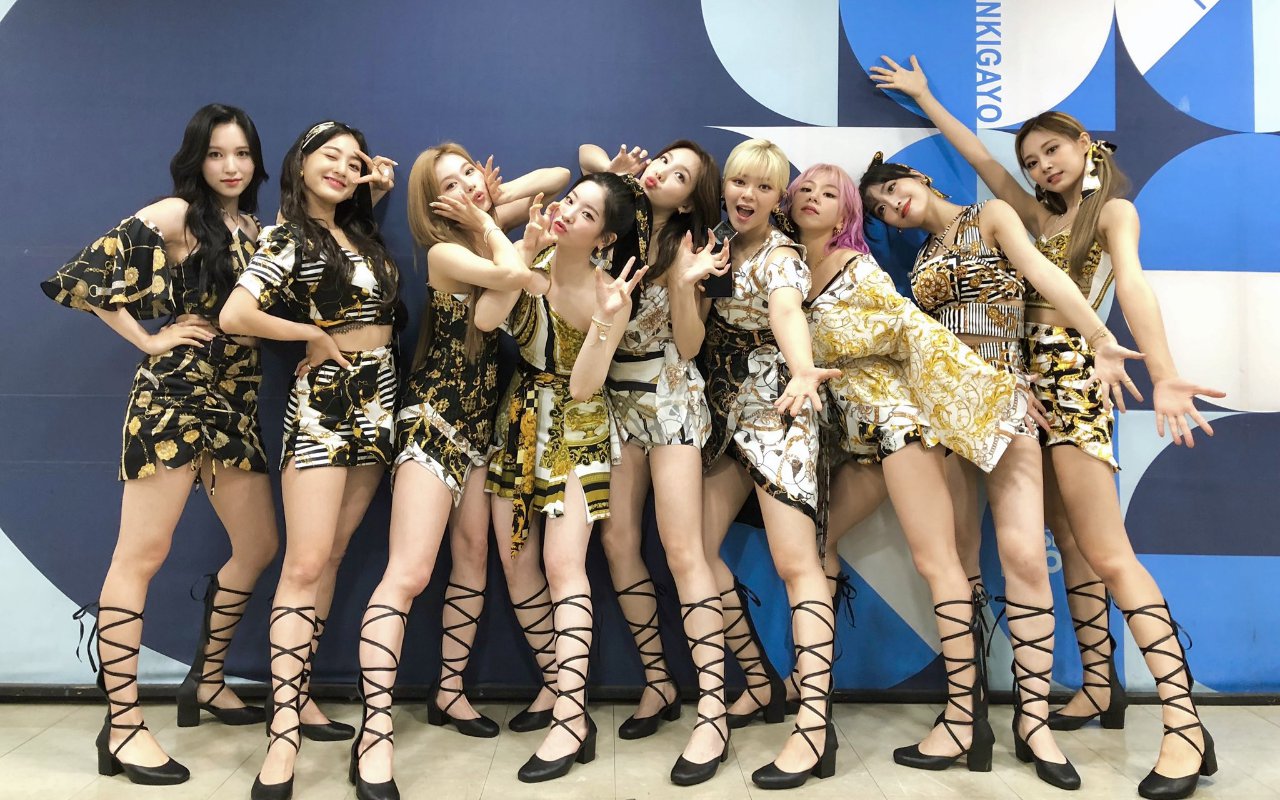 Netizen Tanggapi Kesuksesan TWICE Duduki #6 Billboard 200 Ungguli Girl Grup K-Pop Lainnya