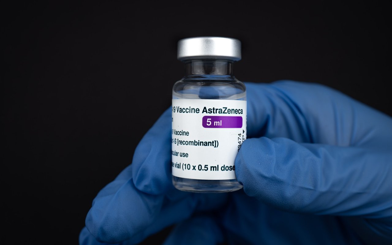 Benarkah Vaksin AstraZeneca Paling Berisiko Picu Pembekuan Darah Pada Wanita Muda?