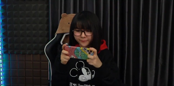 Sarah Viloid Tetap menggemaskan saat fokus dengan <i>game</i> 