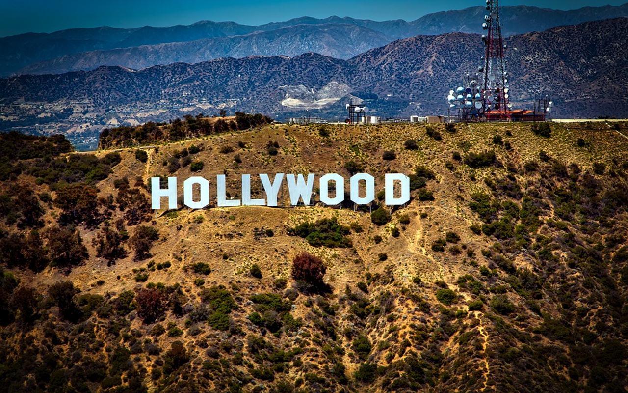 Salma Hayek dan Drew Barrymore Saling Cerita Soal Diskriminasi di Hollywood