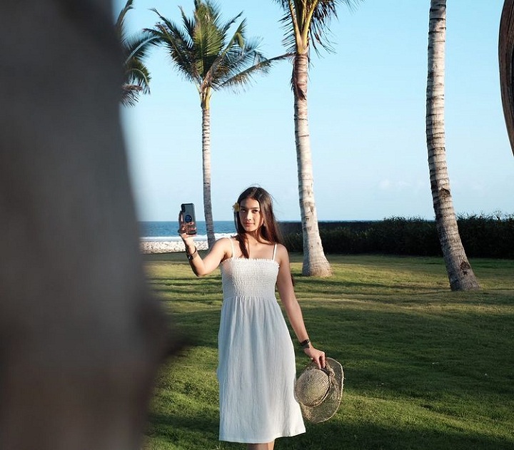 Razer Patricia cantik dalam balutan <i>dress</i> putih