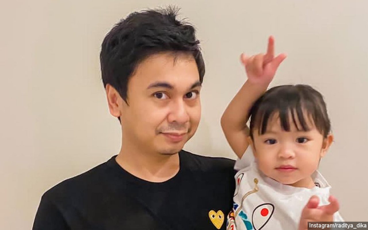 Raditya Dika Unggah Foto Close Up Putrinya, Bikin Salfok Dikira Gempi