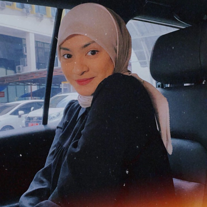 Gaya Nathalie Holscher Pakai Atasan Hitam dan Hijab Persegi