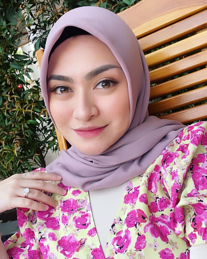Nathalie Holscher <i>Flawless</i> Dengan Baju Motif Bunga Dan Hijab Pink 