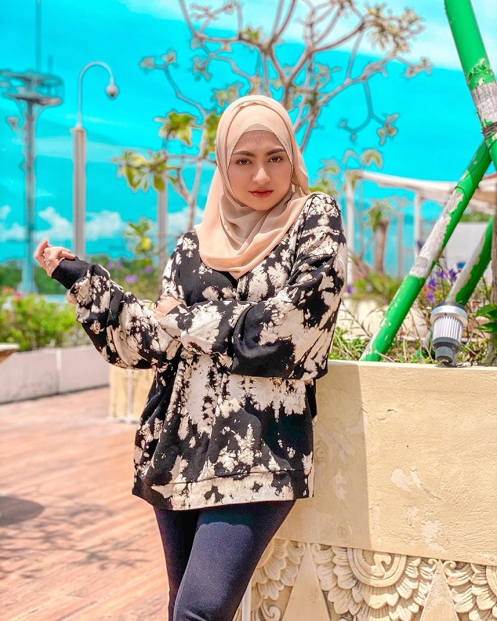 Nathalie Holscher Gunakan Baju Tie-Dye Kekinian