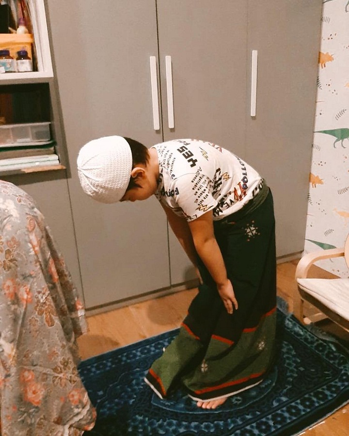 Nikita Mirzani Ajari Anak Ngaji dan Salat