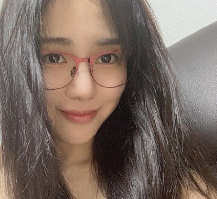 Kwon Mina Cantik Dengan Kacamata