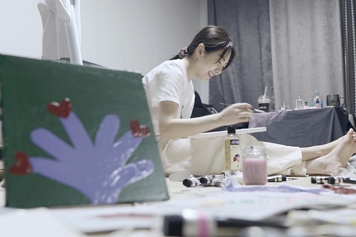 Pesona Kwon Mina Saat Melukis