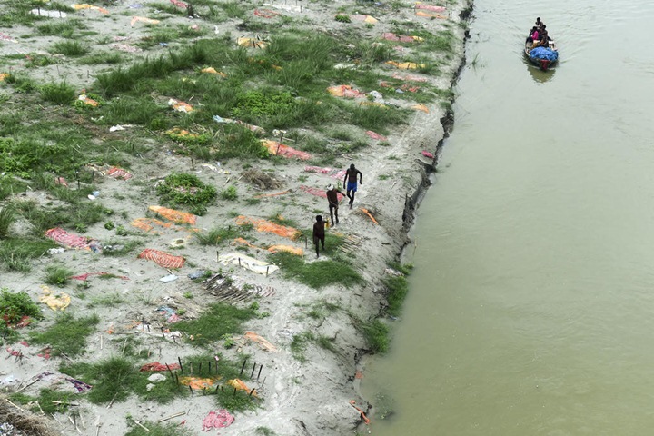 Banyak Jenazah COVID-19 Kembali Ditemukan Hanyut di Sungai Gangga India