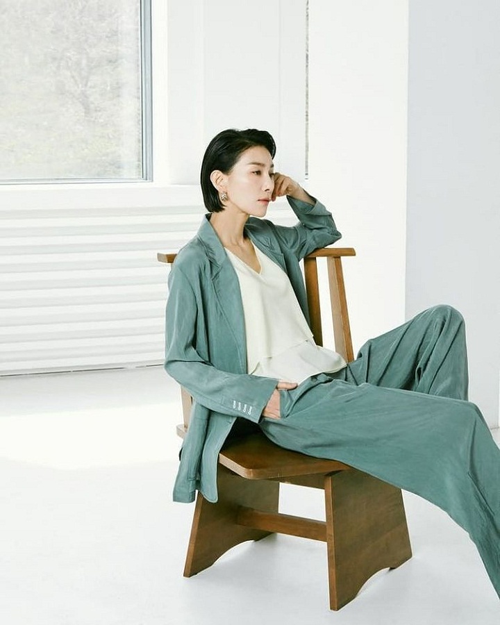 Tampilan <i>Swag</i> Kim Seo Hyung Dengan Setelan Jas