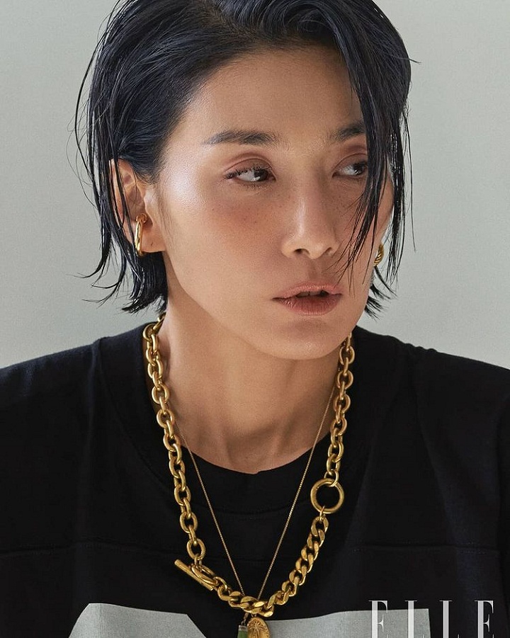 Kalung rantai emas Kim Seo Hyung curi perhatian