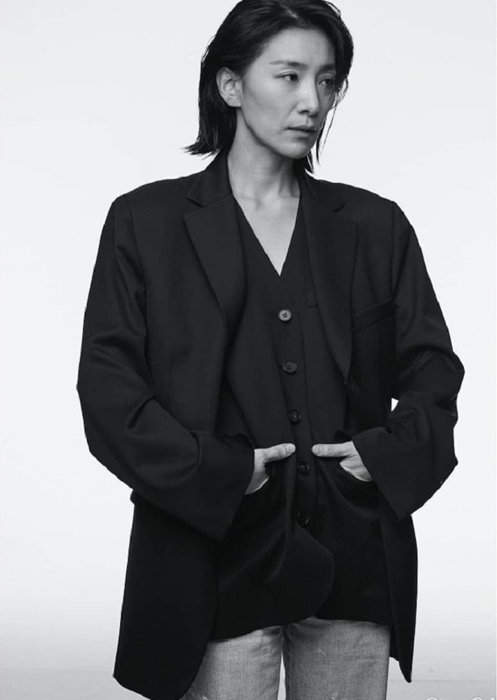 Pose keren Kim Seo Hyung dalam balutan jas hitam