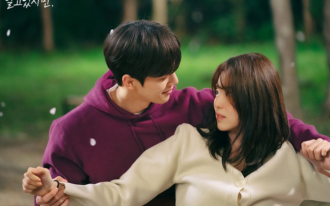 Syuting Ciuman Hot 'Nevertheless', Tangan 'Nakal' Song Kang Sentuh Han So Hee Disorot