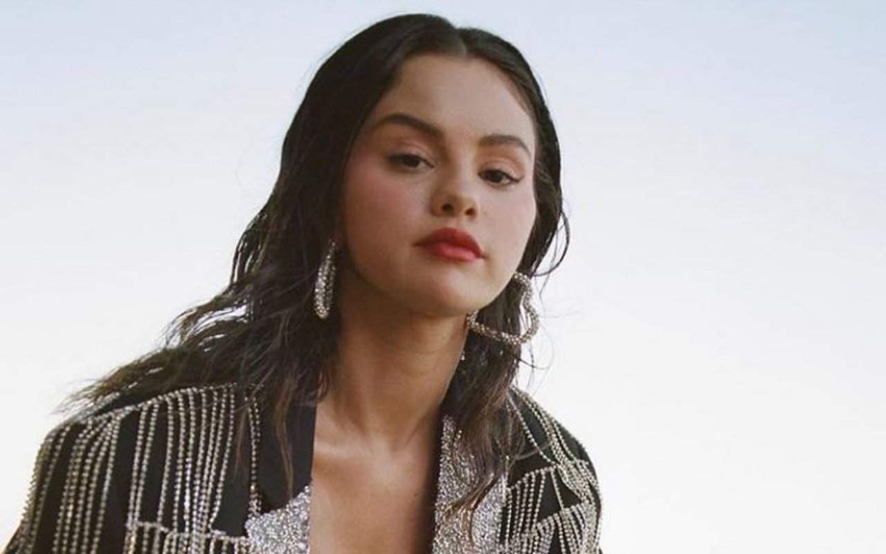 Usai Kosmetik, Selena Gomez Lebarkan Sayap ke Bisnis Fashion Desain Baju Renang