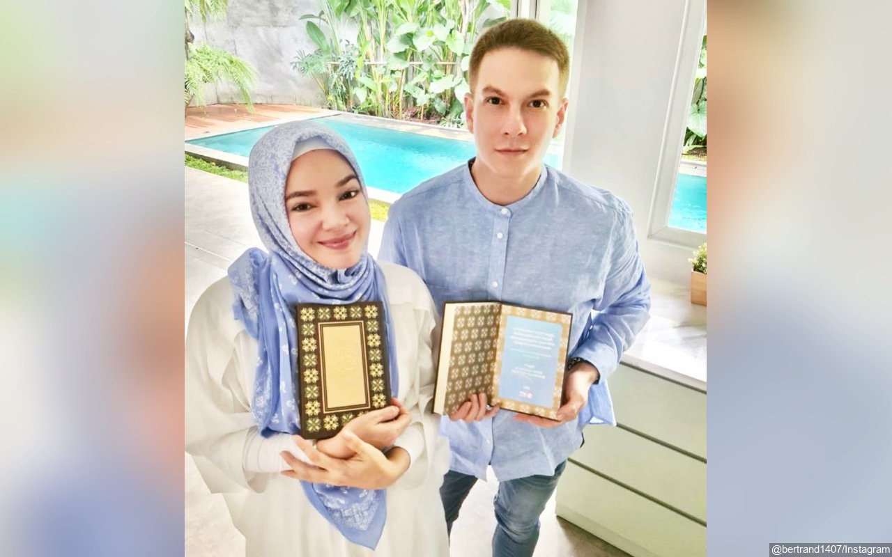 Terinspirasi dari Dewi Sandra, Bertrand Antolin Bakal Wakaf 200 Al Quran Untuk Sambut Idul Adha