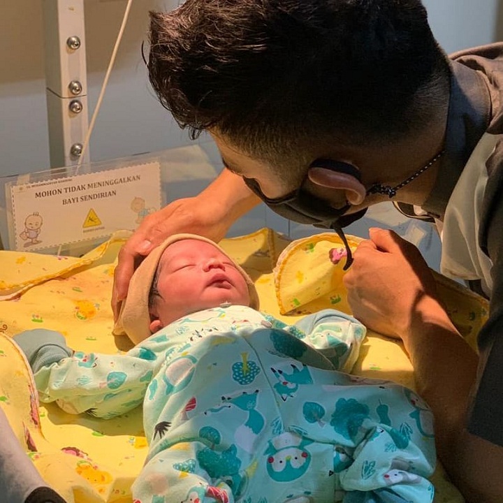 Potret haru saat sang anak lahir