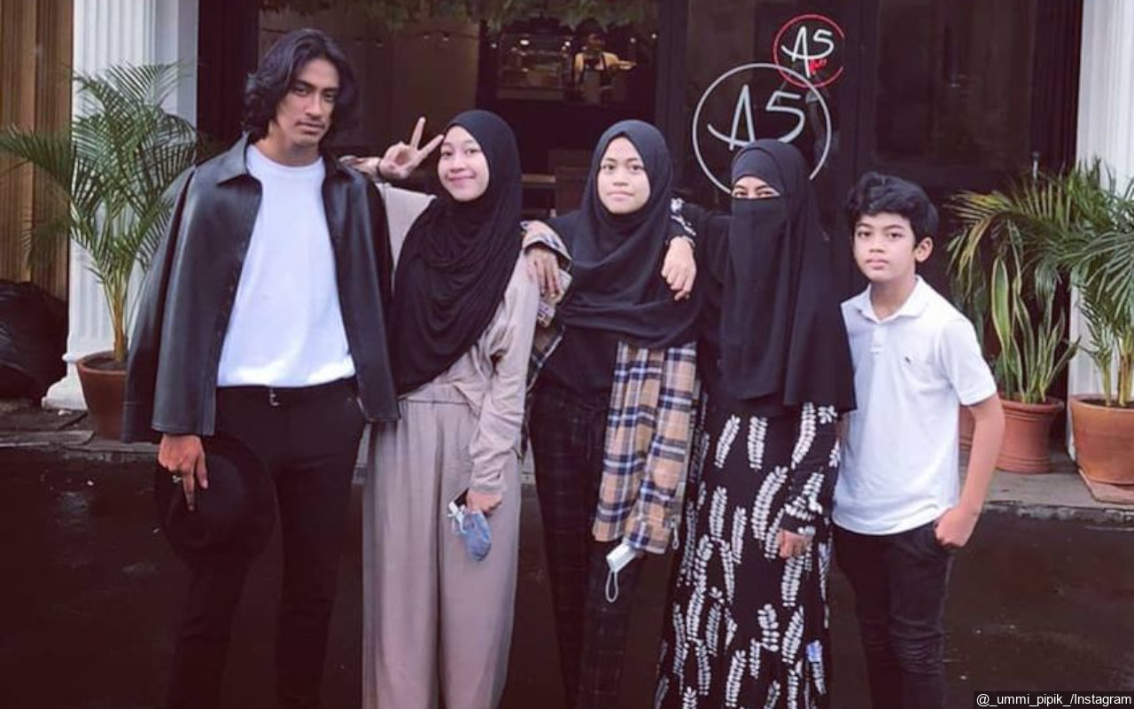 Dikira Cium Bibir Sang Putra, Umi Pipik 'Tampar' Nyinyiran Haters