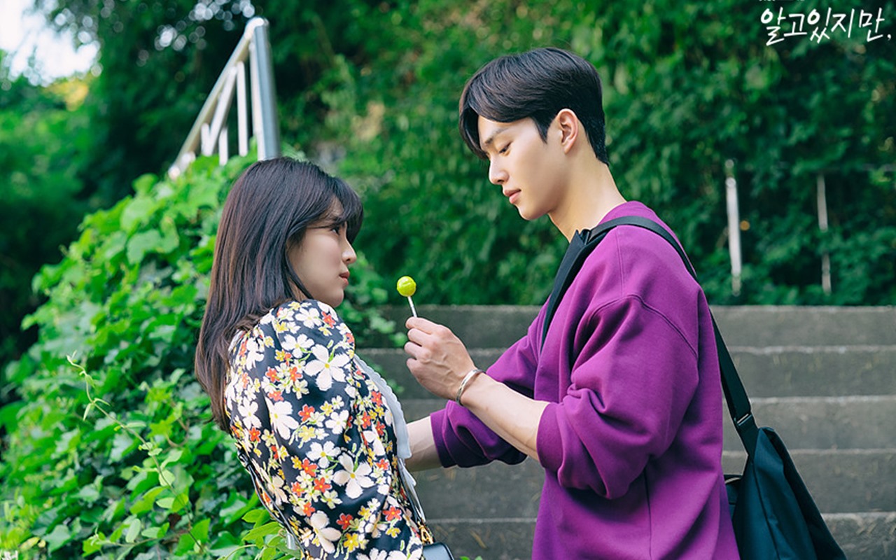 Song Kang Peluk Erat Pinggang Han So Hee di Sela Syuting 'Nevertheless' Jadi Sorotan