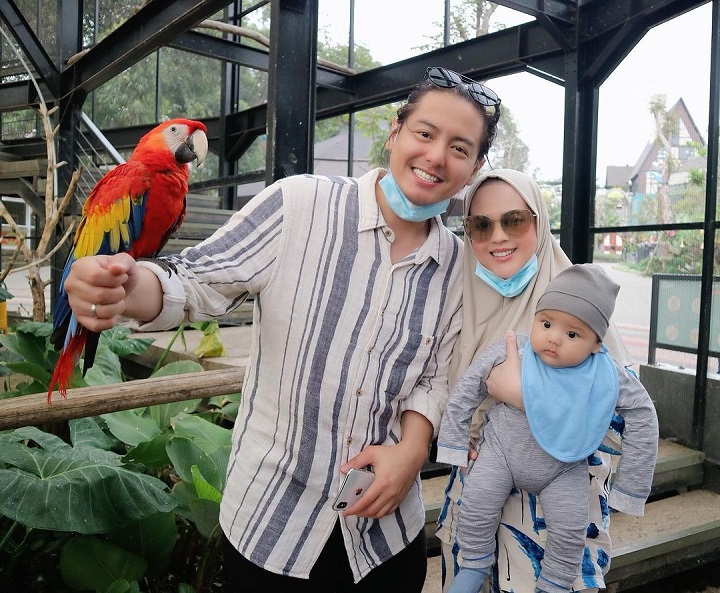  Seru-seruan bertiga ke kebun binatang
