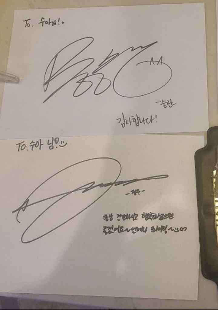 Jungwoo NCT dan Seungkwan SEVENTEEN memberikan tanda tangan kala makan di restoran