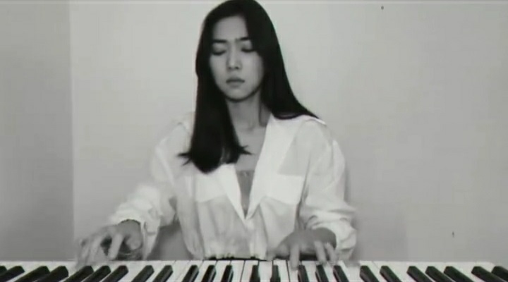 Aksi keren Isyana saat main piano dan Keyboard