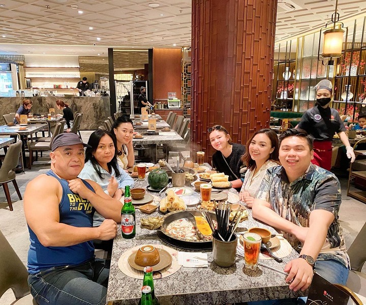 Amanda Liburan dan makan malam bersama keluarga
