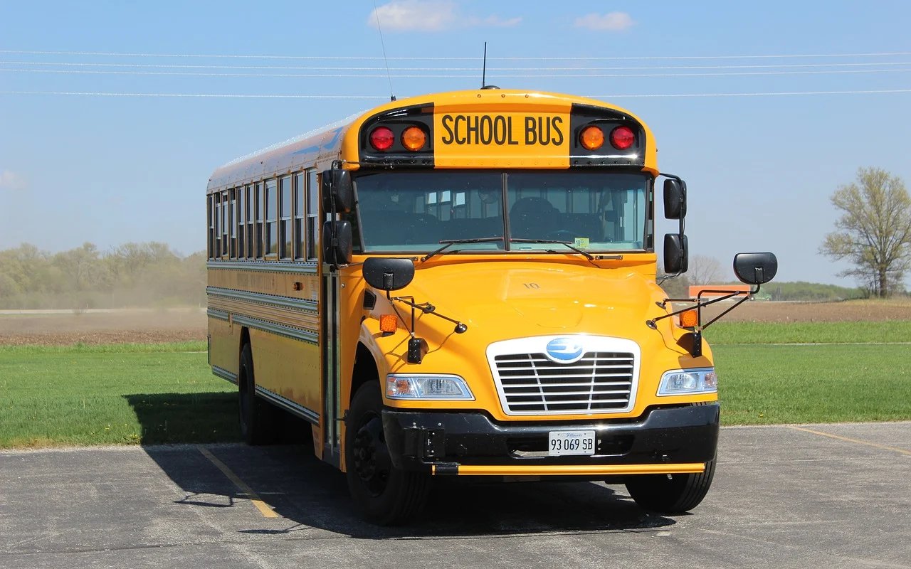 Studi Sebut Tak Ada Bukti COVID-19 Menular dalam Bus Sekolah