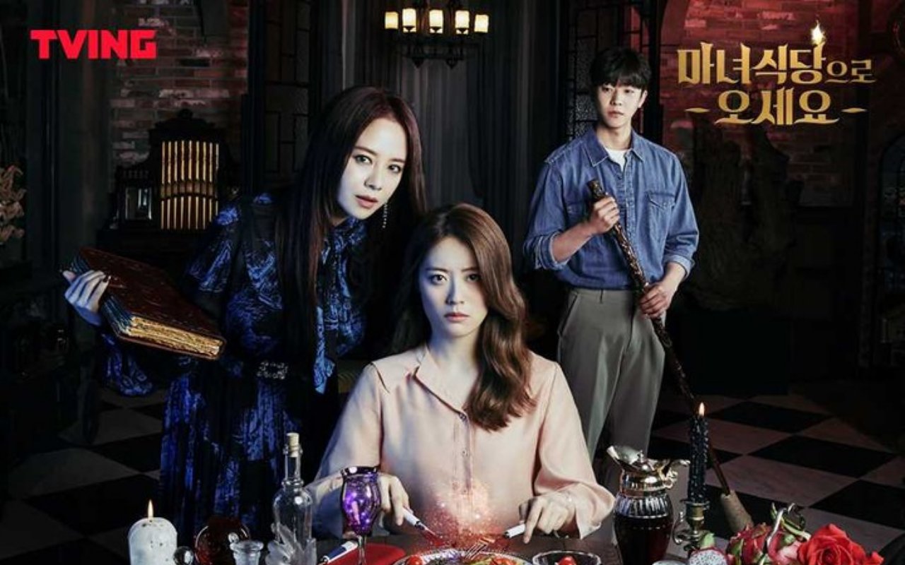 Song Ji Hyo Cs Pancarkan Aura Menyenangkan di Lokasi Syuting 'The Witch's Diner'