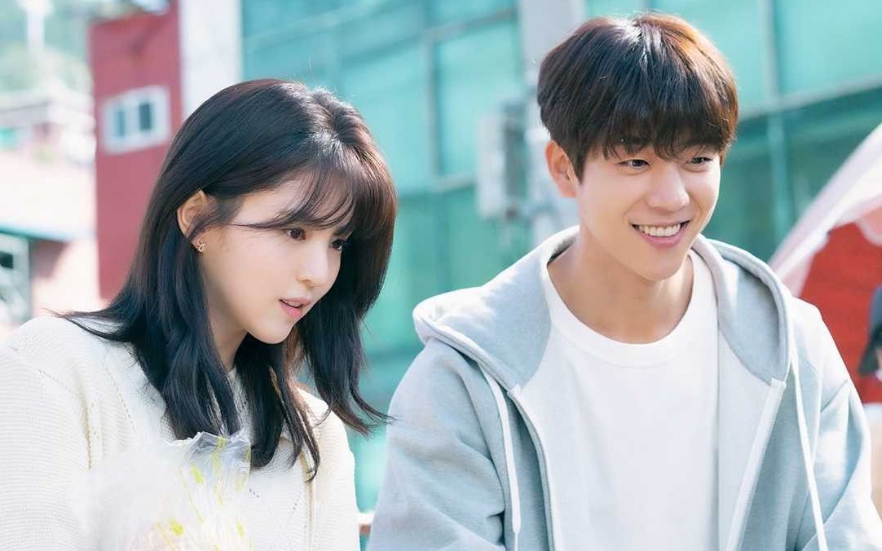 Pantang Menyerah Sebelum Jadian, Chae Jong Hyeop Terus Pepet Han So Hee di Still Cut 'Nevertheless'
