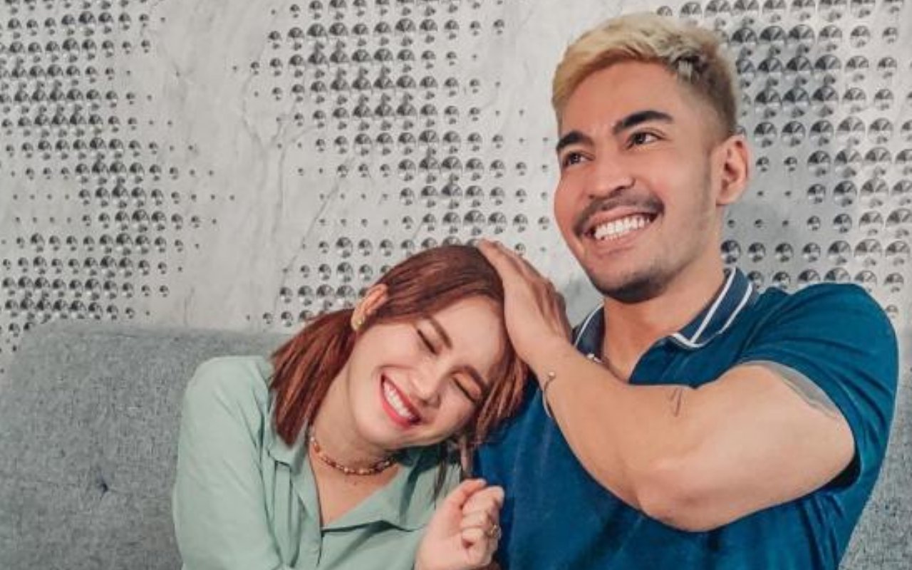 Ayu Ting Ting Kena Sindir Gara-gara Elus Wajah Robby Purba