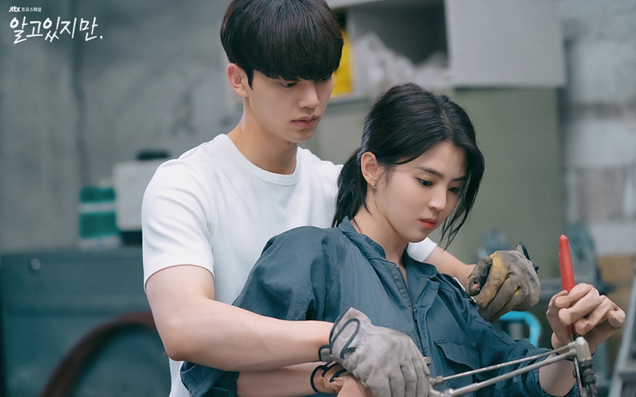 Han So Hee Kagumi Kekuatan Lengan Song Kang di Lokasi Syuting 'Nevertheless'
