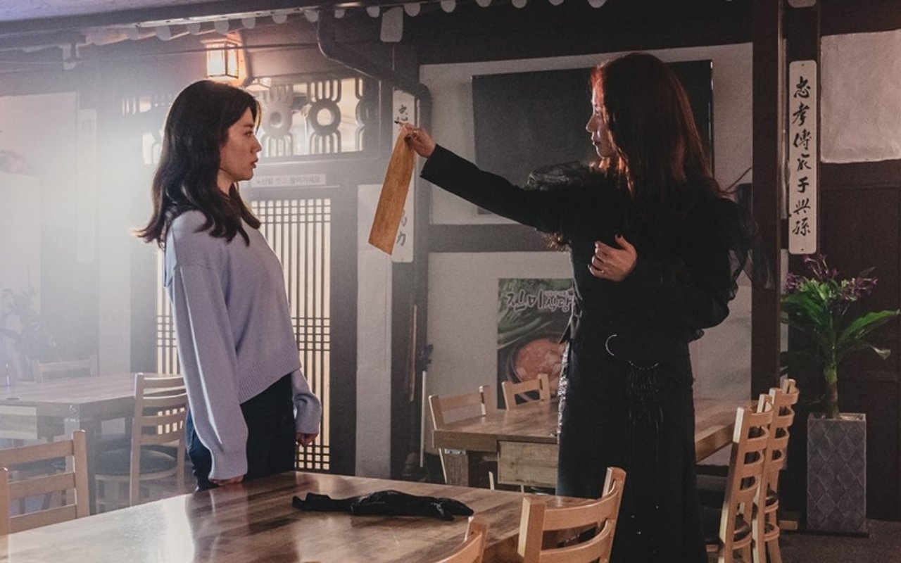 Minta Imbalan Kejam, Wajah Tak Bersalah Song Ji Hyo di 'The Witch's Diner' Bikin Nam Ji Hyun Kesal