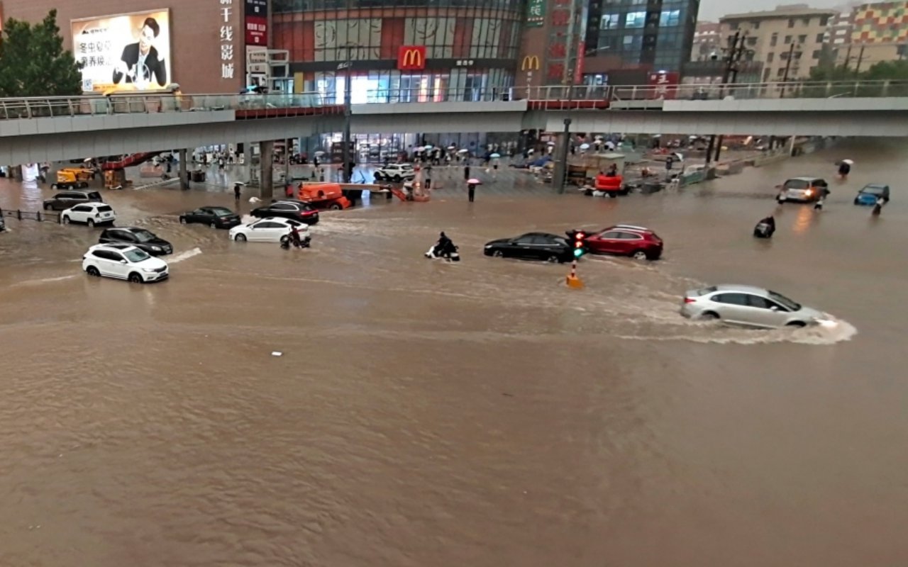 Seorang Pria Terjebak Di Garasi Selama 3 Hari Akibat Banjir Tiongkok, Akhirnya Berhasil Diselamatkan
