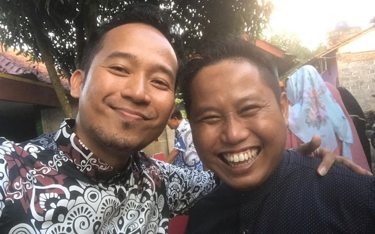 Denny Cagur Pamer Foto Lawas Rapi Berdasi, Penampilan Narji Justru Ramai Jadi Buah Bibir