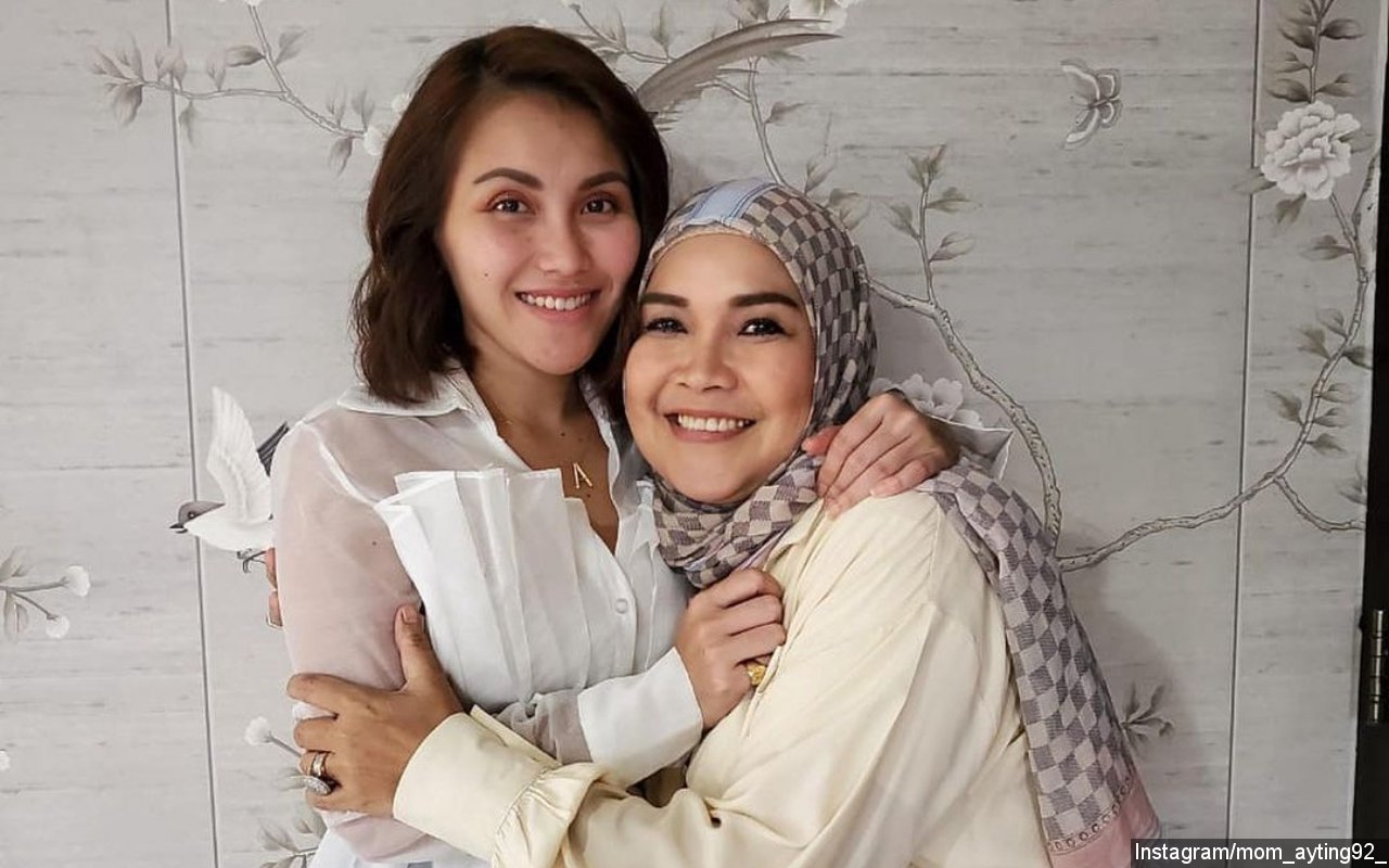 Balas Dendam, Ibu Ayu Ting Ting Pamer Wajah Cantik Haters Hingga Ancam 'Seret' Pulang ke Indonesia