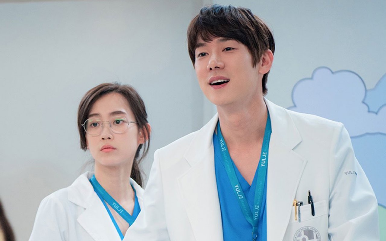 Adegan Ciuman Shin Hyun Bin dan Yoo Yeon Seok Hebohkan Geng Dokter 'Hospital Playlist 2'
