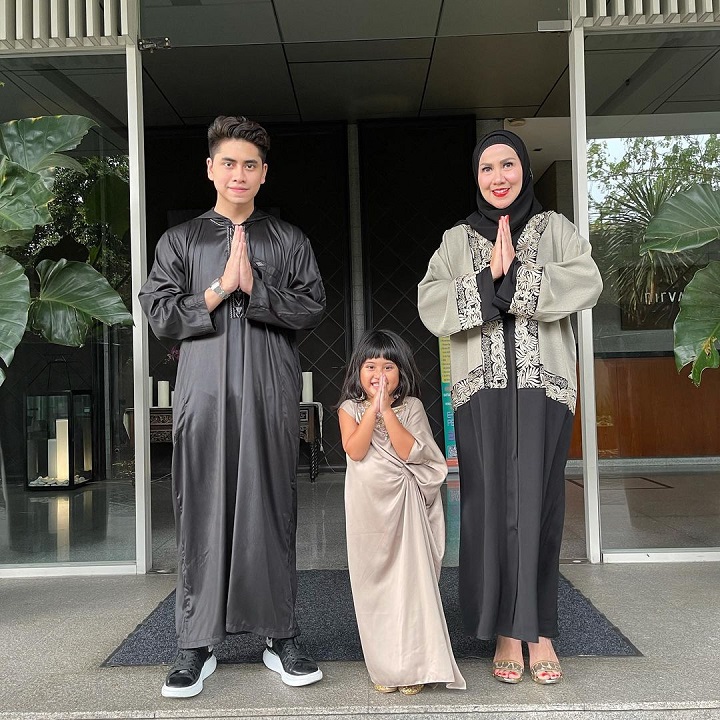 Kompak Bersama Ibu Dan Kakak