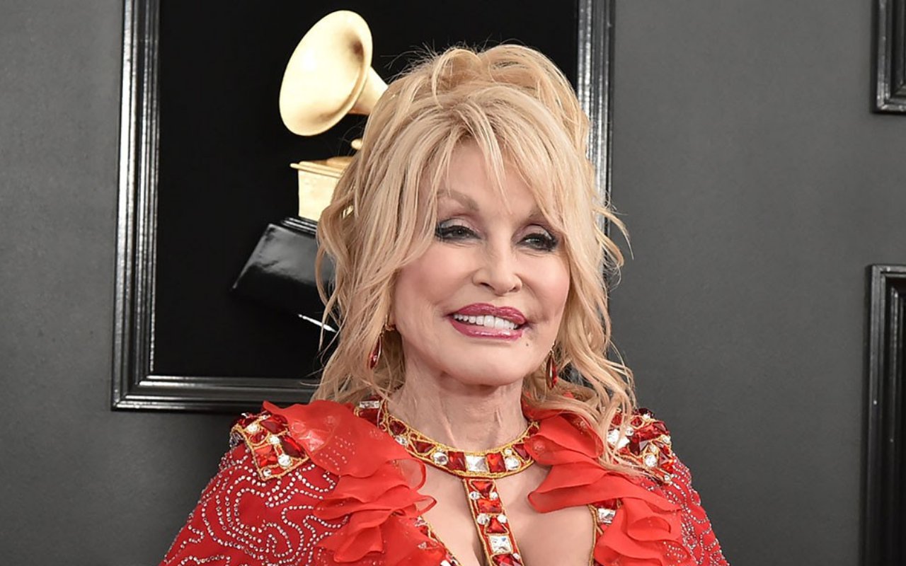 Sumbang Whitney Houston Lagu, Dolly Parton Pakai Royalti Fantastisnya Untuk Hal Tak Terduga
