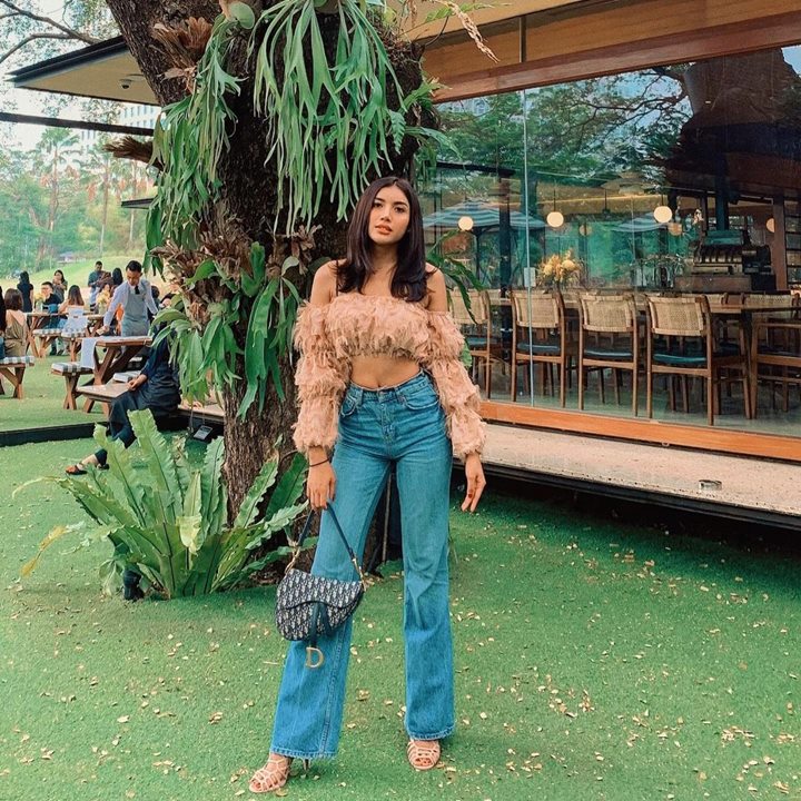 Millen <i>Super chic</i> dengan jeans dan <i>off shoulder blouse</i>