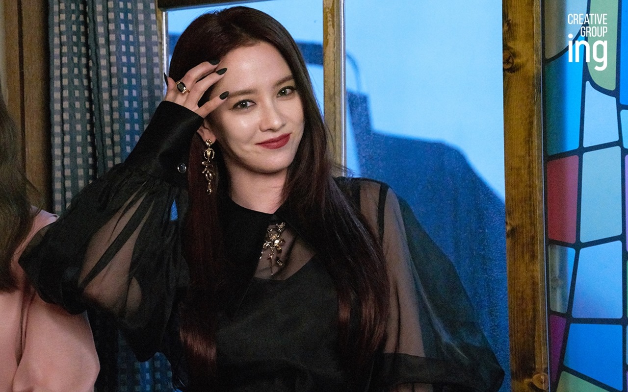 Visual Song Ji Hyo Jadi Penyihir Modern Sukses Pikat Penonton 'The Witch's Diner'
