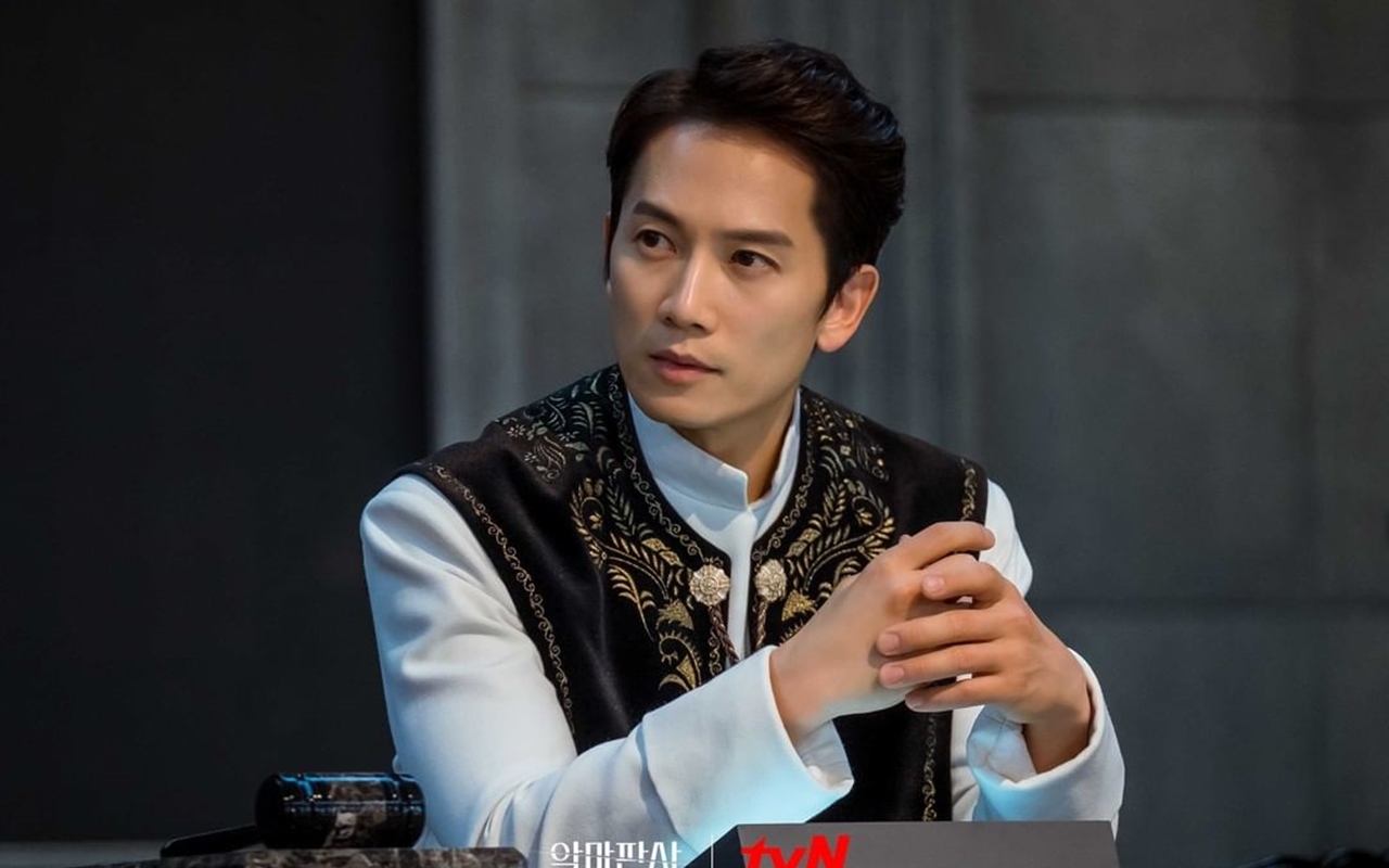 Sudah Jadi Bapak-Bapak, Potret Imut Ji Sung di Lokasi Syuting 'The Devil Judge' Tuai Sorotan