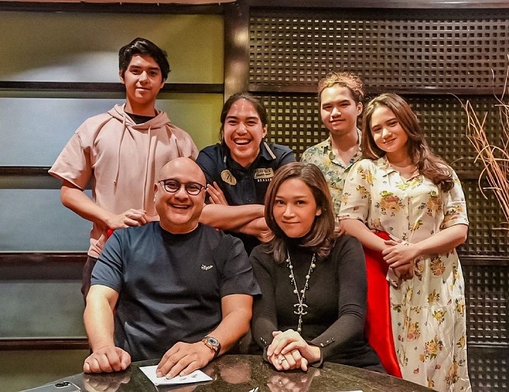 Ikat Rambut Ketika Foto Keluarga